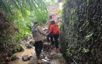Petugas gabungan melakukan assessment di lokasi longsor yang merusak dua rumah di Perumahan Griya Padaasih, Kampung Cicohag RT 45/RW 10, Desa Padaasih, Kecamatan Cisaat, Kabupaten Sukabumi, Jumat (23/1/2026).