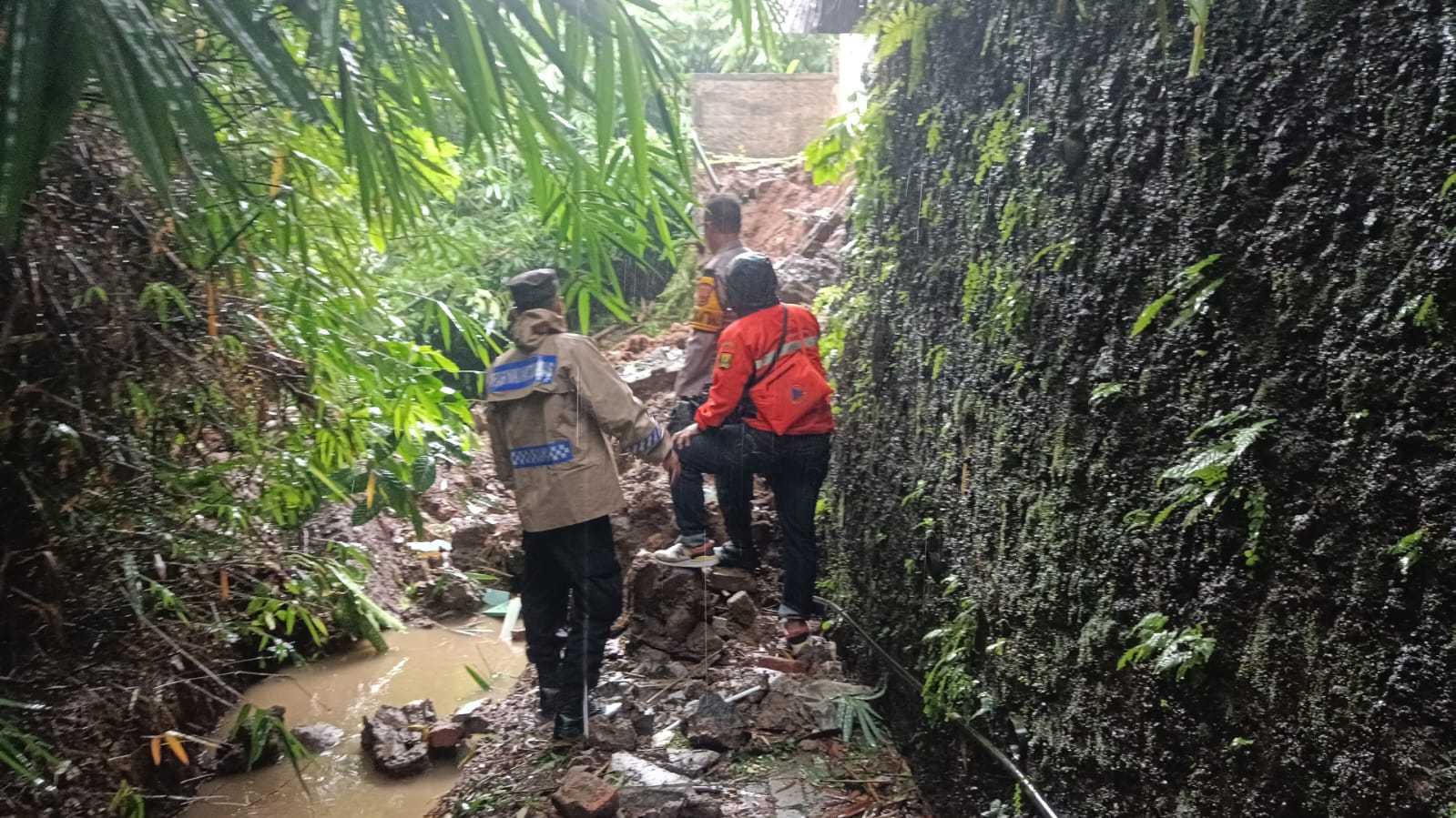 Petugas gabungan melakukan assessment di lokasi longsor yang merusak dua rumah di Perumahan Griya Padaasih, Kampung Cicohag RT 45/RW 10, Desa Padaasih, Kecamatan Cisaat, Kabupaten Sukabumi, Jumat (23/1/2026).