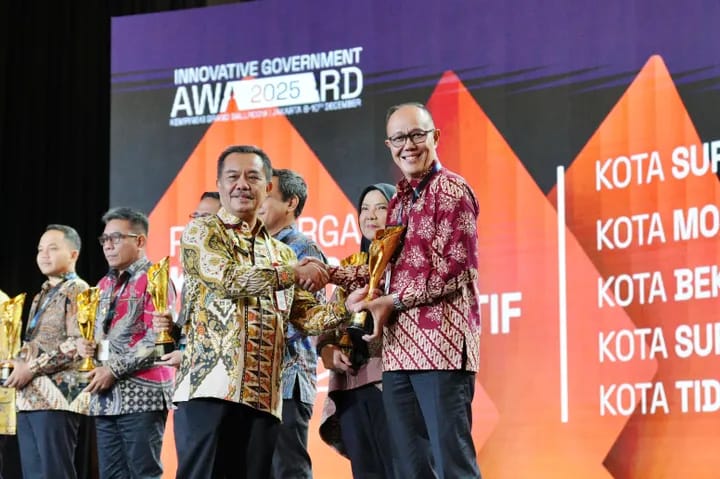 Wali Kota Sukabumi, Ayep Zaki, saat menerima salah satu penghargaan, belum lama ini. Sepanjang tahun 2025, Pemkot Sukabumi berhasil meraih 131 penghargaan dari berbagai tingkatan.