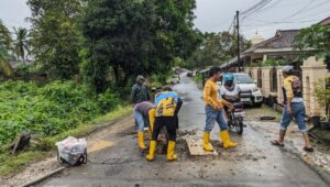 Jalan Amblas Surade–Kedaleman Sukabumi Ditangani Darurat, Plat Beton Dipasang Demi Keselamatan Warga