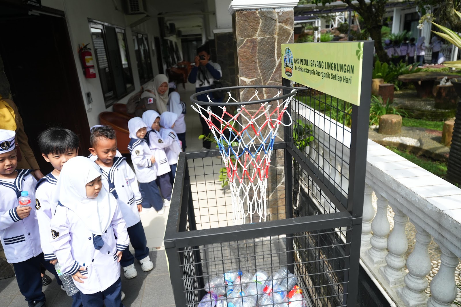 Sejumlah anak TK Islam PASIM Ar-Rayyan mengikuti edukasi pengelolaan sampah di Balai Kota Sukabumi, Selasa (27/1).