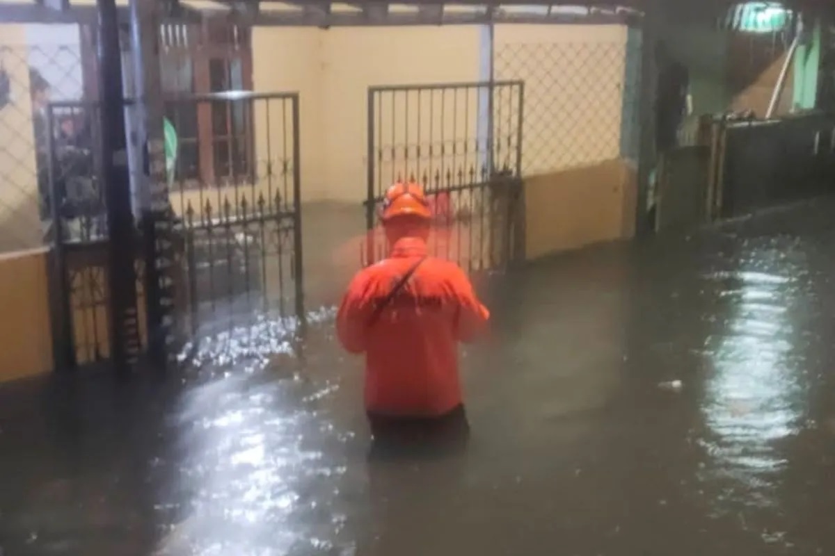 Banjir akibat hujan deras di Jalan Haji Muhajar, Sukabumi Selatan, Kebin Jeruk, Jumat (2/1/2026). ANTARA/HO-Dokumentasi Pribadi