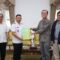 CENDERA MATA : Wabup Sukabumi, Andreas saat memberikan cendera mata kepada Director of the Global Business Support Center Silla University, Prof. Jeong Hae Yong di Gedung Pendopo Sukabumi.