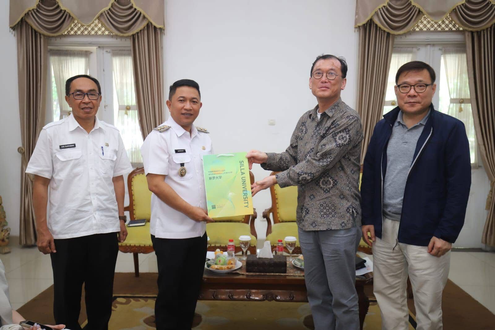 CENDERA MATA : Wabup Sukabumi, Andreas saat memberikan cendera mata kepada Director of the Global Business Support Center Silla University, Prof. Jeong Hae Yong di Gedung Pendopo Sukabumi.
