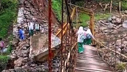 Kondisi jembatan gantung penghubung antar desa di Cisolok yang putus akibat longsor.(FOTO: NANDI/RADARSUKABUMI)
