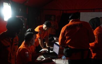 Sejumlah anggota Basarnas melakukan pendataan sebelum melaksanakan pencarian pesawat ATR 42-400 di Kelurahan Leang-leang, Kecamatan Bantimurung, Sabtu (17/1/2026).