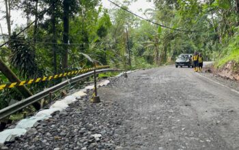 DIPERBAIKI : Sejumlah petugas UPTD Pengelolaan Jalan dan Jembatan Wilayah II Sukabumi, di bawah BMPR Provinsi Jawa Barat, saat memperbaiki ruas jalan provinsi yang menghubungkan Sukabumi dengan Sagaranten ambles sepanjang 42 meter di titik KM 120–150, tepatnya di Kampung Buniayu, RT 02 dan RT 03/RW 06, Desa Kertaangsana, Kecamatan Nyalindung, Kabupaten Sukabumi.