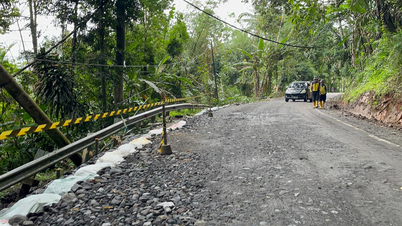 DIPERBAIKI : Sejumlah petugas UPTD Pengelolaan Jalan dan Jembatan Wilayah II Sukabumi, di bawah BMPR Provinsi Jawa Barat, saat memperbaiki ruas jalan provinsi yang menghubungkan Sukabumi dengan Sagaranten ambles sepanjang 42 meter di titik KM 120–150, tepatnya di Kampung Buniayu, RT 02 dan RT 03/RW 06, Desa Kertaangsana, Kecamatan Nyalindung, Kabupaten Sukabumi.