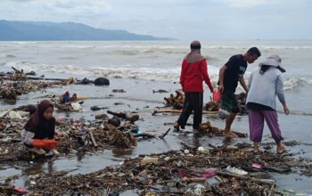 Fenomena serakan sampah kembali mencemari kawasan Pantai Talanca Loji, Desa Loji, Kecamatan Simpenan, Kabupaten Sukabumi.