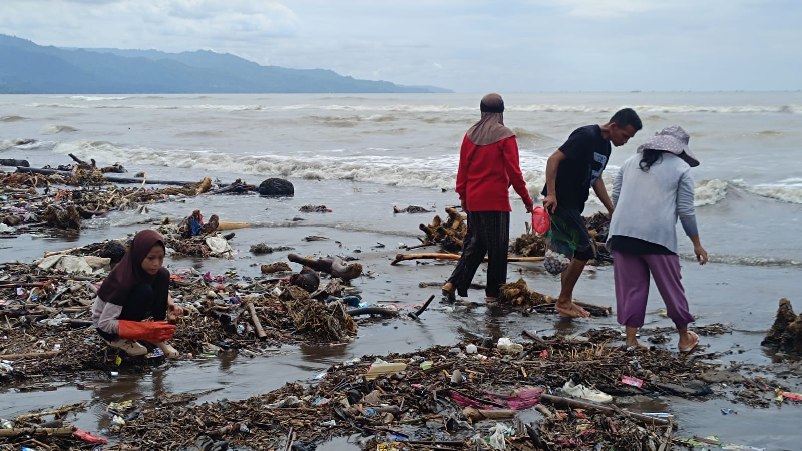 Fenomena serakan sampah kembali mencemari kawasan Pantai Talanca Loji, Desa Loji, Kecamatan Simpenan, Kabupaten Sukabumi.