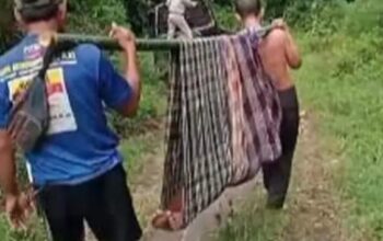 Di atas tandu bambu, seorang ibu bertaruh nyawa. Bayinya tak terselamatkan karena ambulans terhalang jalan rusak. Infrastruktur bukan sekadar akses, tapi soal hidup dan mati.