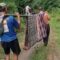 Di atas tandu bambu, seorang ibu bertaruh nyawa. Bayinya tak terselamatkan karena ambulans terhalang jalan rusak. Infrastruktur bukan sekadar akses, tapi soal hidup dan mati.