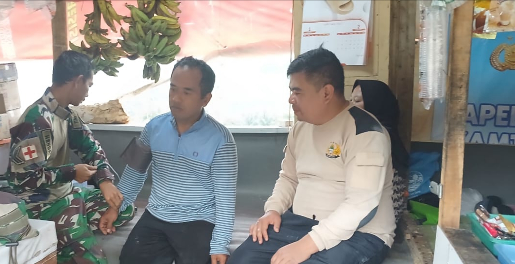 Salah seorang warga Desa Cipelah, sedang dilakukan cek kesehatan. (foto: Ist)