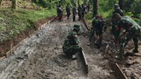 Satgas TMMD Ke-127 Kodim 0624/Kab Bandung, Melaksanakan Pengecoran Jalan di Desa Cipelah