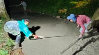 Satgas TMMD Ke-127 Mengerjakan Pengecoran Jalan di Desa Cipelah: Tak Kenal Lelah Siang & Malam