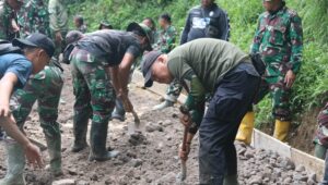 Danramil Bersama Satgas TNI Melaksanakan Pengecoran Jalan: Program TMMD Ke-127 Tahun 2026