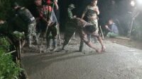 Gotong Royong TNI & Warga Mengerjakan Pengecoran Jalan 762 Meter: Program TMMD Ke-127 Kodim 0624