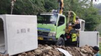 Atasi Genangan Air, Satgas TMMD Ke-127 Kodim 0624/Kab Bandung, Pasang Box Culvert di Desa Cipelah