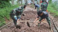 TNI dan Warga Gotong Royong Siapkan Pengecoran Jalan: Tetap Semangat di Bulan Ramadan