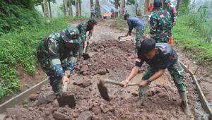 TNI dan Warga Gotong Royong Siapkan Pengecoran Jalan: Tetap Semangat di Bulan Ramadan