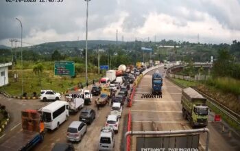 Kemacetan panjang terjadi di pintu keluar Tol Bogor–Ciawi–Sukabumi (Bocimi) ruas Tol Parungkuda pada Sabtu siang (14/02/2026).