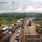 Kemacetan panjang terjadi di pintu keluar Tol Bogor–Ciawi–Sukabumi (Bocimi) ruas Tol Parungkuda pada Sabtu siang (14/02/2026).