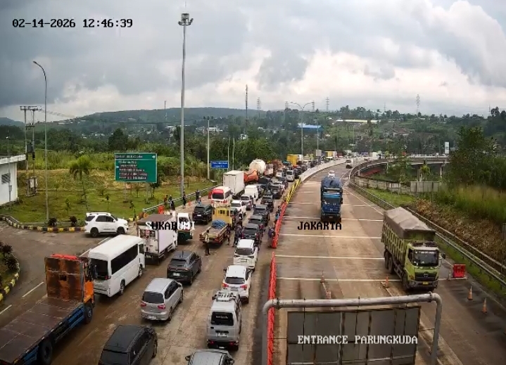 Kemacetan panjang terjadi di pintu keluar Tol Bogor–Ciawi–Sukabumi (Bocimi) ruas Tol Parungkuda pada Sabtu siang (14/02/2026).