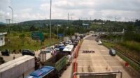 Penampakan Kemacetan Warnai Pintu Keluar Tol Bocimi