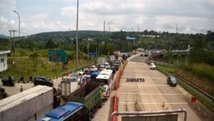 Penampakan Kemacetan Warnai Pintu Keluar Tol Bocimi