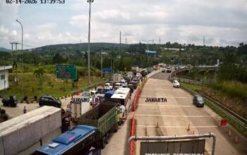 Kemacetan panjang terjadi di pintu keluar Tol Bocimi ruas Parungkuda, Sabtu siang.