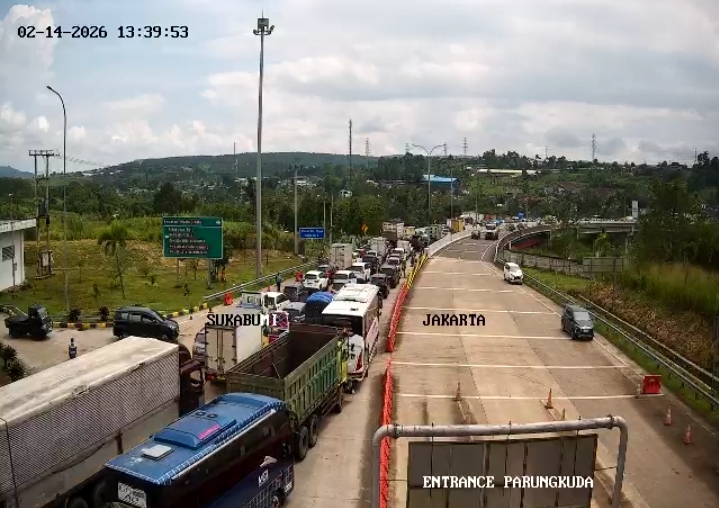 Kemacetan panjang terjadi di pintu keluar Tol Bocimi ruas Parungkuda, Sabtu siang.