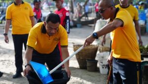 Kapolda Jabar Pimpin Aksi Bersih Pantai