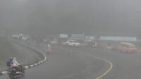 Kabut Tebal Selimuti Puncak, Kurangi Kecepatan!