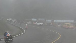 Kabut Tebal Selimuti Puncak, Kurangi Kecepatan!