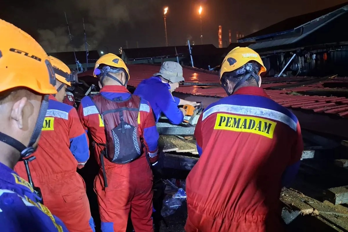 BMKG menetapkan Jawa Barat bersama sembilan provinsi lain dalam status siaga hujan sangat lebat. Masyarakat diminta meningkatkan kewaspadaan terhadap potensi banjir, longsor, dan angin kencang.