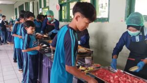 930 Siswa SMPN 4 Sukabumi Nikmati MBG Prasmanan