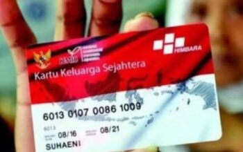 Keluarga Penerima Manfaat (KPM) menunjukkan Kartu Keluarga Sejahtera (KKS) yang digunakan untuk menerima pencairan bansos BPNT Rp600 ribu. Dana mulai cair sejak 16 Februari 2026 secara bertahap di berbagai wilayah.