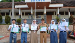 Guru SMAN 1 Sukabumi, Betti Karliati Sabet Penghargaan Lingkungan Nasional