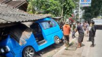 Mengantuk, Sopir Angkot Oleng dan Hantam Rumah di Cikembar
