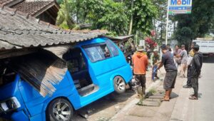 Mengantuk, Sopir Angkot Oleng dan Hantam Rumah di Cikembar