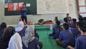 Damkar Jampangkulon Latih Siswa MTs Al-Huda Hadapi Kebakaran