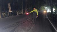 Hindari Lubang Jalan, Pengendara Motor Terjatuh di Sukawayana Cikakak
