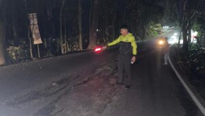Hindari Lubang Jalan, Pengendara Motor Terjatuh di Sukawayana Cikakak