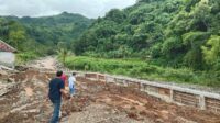 Tanpa Bantuan Pemerintah, Warga Simpenan Sukabumi Bangun Tanggul Beton Rp500 Juta
