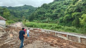 Tanpa Bantuan Pemerintah, Warga Simpenan Sukabumi Bangun Tanggul Beton Rp500 Juta