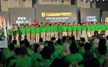 Wakil Ketua DPRD Sukabumi H. Usep bersama Ketua DPC PKB Sukabumi Hasim Adnan hadiri pengukuhan DPW PKB Jabar, simbol soliditas dan konsolidasi lintas daerah.