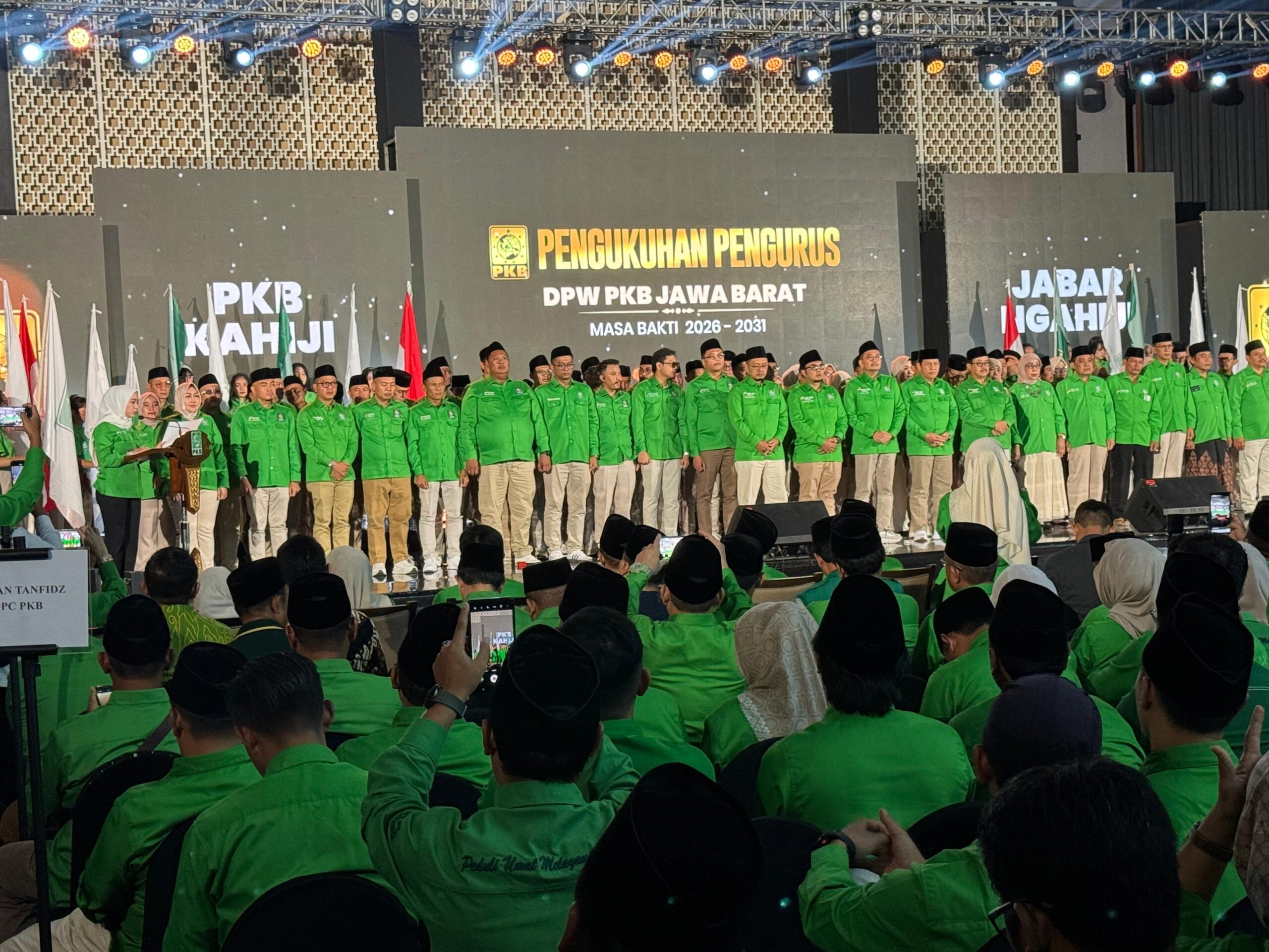 Wakil Ketua DPRD Sukabumi H. Usep bersama Ketua DPC PKB Sukabumi Hasim Adnan hadiri pengukuhan DPW PKB Jabar, simbol soliditas dan konsolidasi lintas daerah.