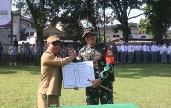 KOMPAK: Wakil Bupati Sukabumi, Andreas, didampingi TNI saat peletakan batu pertama program TMMD ke-127 di Desa Parakanlima, Kecamatan Cikembar, Selasa (10/02).