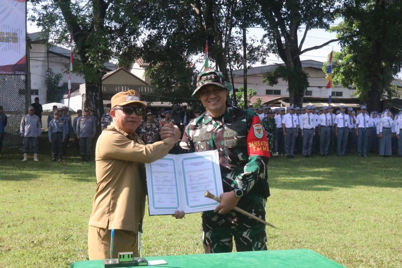 KOMPAK: Wakil Bupati Sukabumi, Andreas, didampingi TNI saat peletakan batu pertama program TMMD ke-127 di Desa Parakanlima, Kecamatan Cikembar, Selasa (10/02).