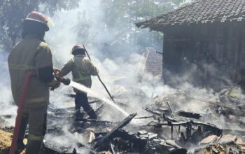 Tim gabungan berusaha memadamkan kobaran api yang melalap tiga rumah panggung di Kampung Ciranjang Sawah, Desa Karangmekar, Kecamatan Cimanggu, Kabupaten Sukabumi. (Foto: Nandi/Radar Sukabumi)